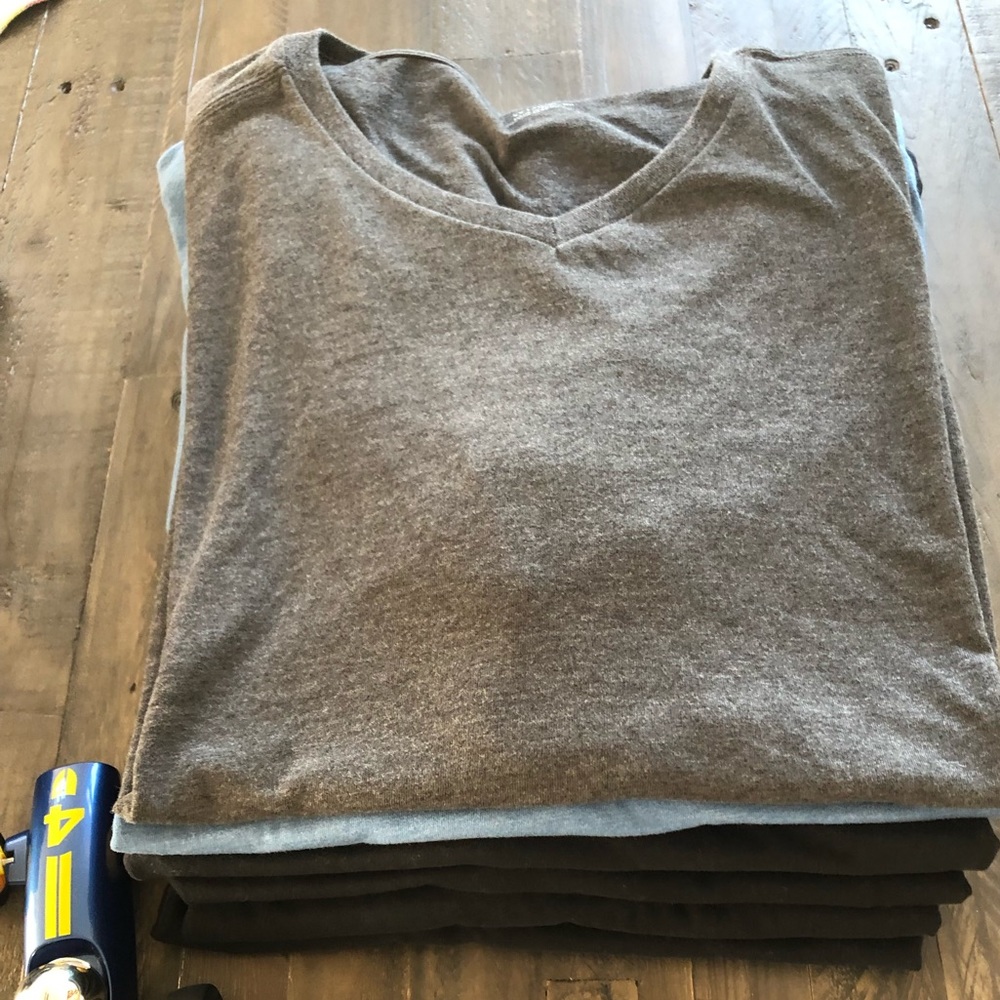 6 UNTUCKit V neck t shirts